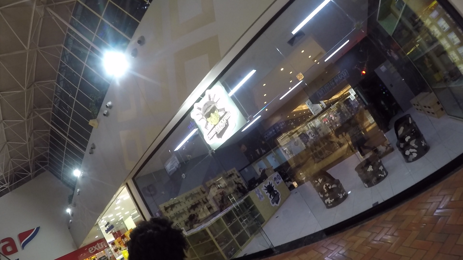 http://videos.introcdc.com/Canal/Vlogs/Shoppings/Iguatemi/Airsoft no Shopping/GOPR3879.00_03_43_28.Quadro003.png